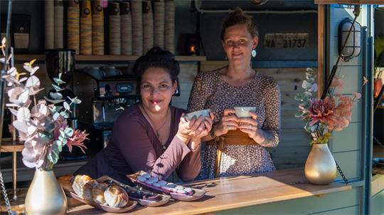 Jasminah Boolaky (links) und Jascha Ullrich sind mit ihrem Foodtruck inzwischen bei vielen Veranstaltungen in der Region unterwegs.