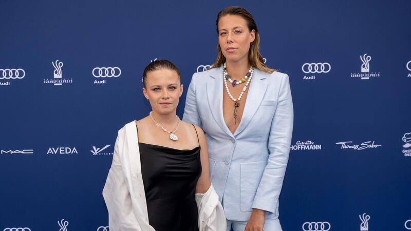 Jasna Fritzi Bauer (l) und Katharina Zorn kommen zur Verleihung des Deutschen Schauspielpreises 2022.