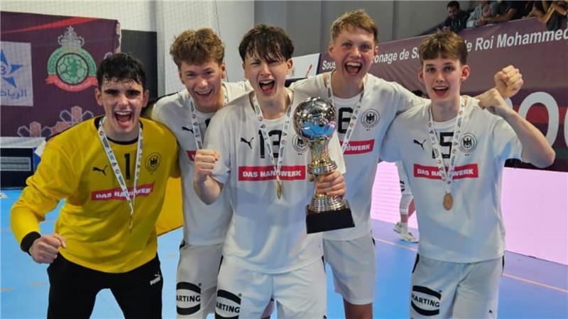 Ein Buxtehuder schreibt Geschichte: Vom BSV-Talent zum Weltmeister Jasper Anschütz (rechts) feiert den WM-Titel.