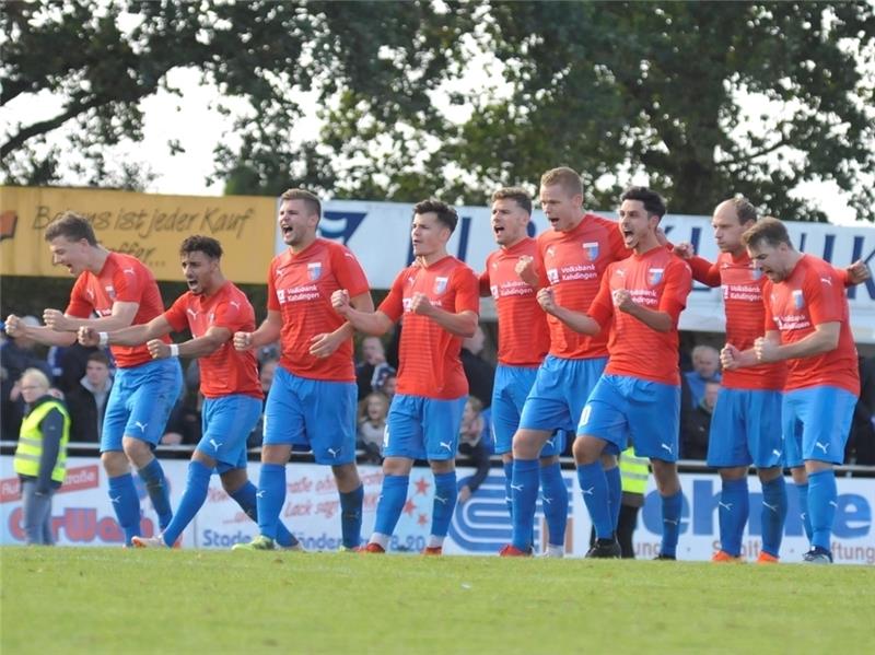 Jasper Gooßen, Hassan El Saleh, Dimitri Fiks, Till Hermandung, Jan-Ove Edeling, Laurens Rogowski, Oliver Ioannou, Meikel Klee und Nico Mau (von links) feiern ihren Torwart beim ersten Elfmeter.