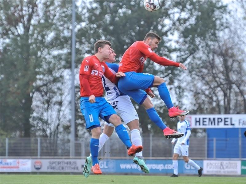 Jasper Gooßen (links) und Jan-Ove Edeling bescheren D/A den 4:0-Sieg gegen Jeddeloh. Foto Jan Iso Jürgens