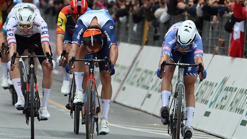 Philipsen gewinnt Mailand-Sanremo - Pogacar Dritter Jasper Philipsen (r) setzte sich knapp vor Michael Matthews (M.) und Tadej Pogacar durch.