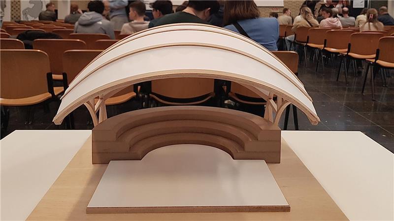 Erster Platz: Stader Schüler ist junges Ingenieurtalent Jasper hat sein Modell aus Holz, Papier und Leim gebaut.