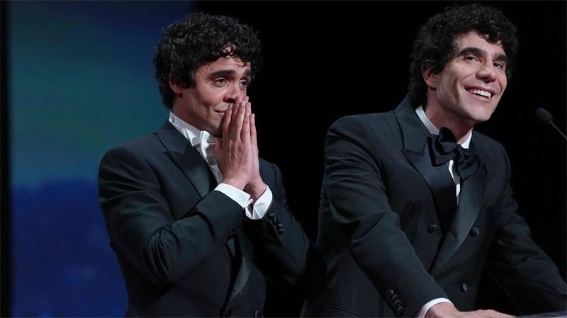 Javier Ambrossi (l) und Javier Calvo haben für ihren Film „La Bola Negra“ den Publikumspreis beim Toronto International Film Festival gewonnen. Auf diesem Foto sieht man sie in Cannes. (Archivfoto)