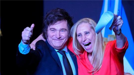 Javier Milei feiert mit seiner Schwester Karina Milei.