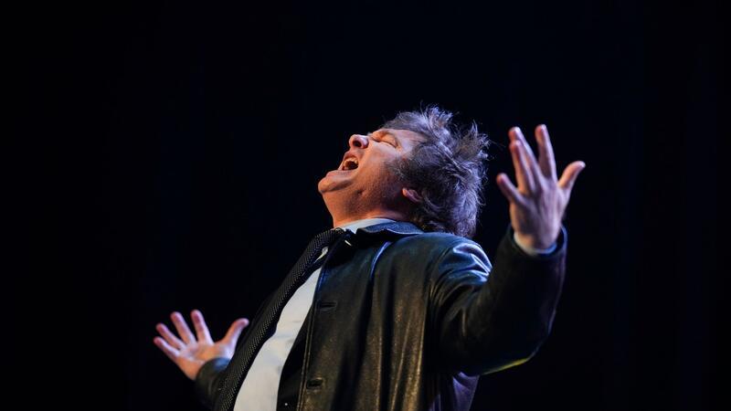 Javier Milei will Präsident von Argentinien werden. Hier begrüßt er seine Anhänger bei einer Wahlkampfveranstaltung in Buenos Aires. Der libertäre Populist, der sich als „Anarchokapitalist“ bezeichnet, geht als Favorit in die Abstimmung am kommenden Sonntag.