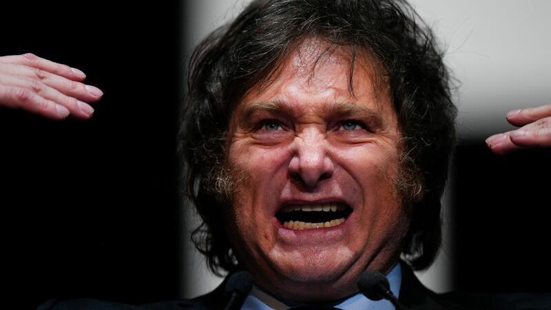 „Anarchokapitalist“ mischt Argentinien auf Javier Milei will die meisten Ministerien abschaffen, den US-Dollar als offizielles Zahlungsmittel einführen, die Sozialprogramme radikal zusammenstreichen und Staatsbetriebe privatisieren.