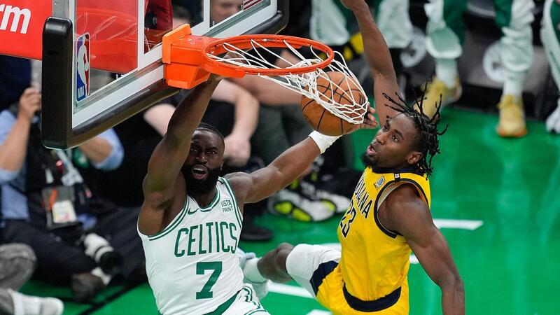 Jaylen Brown (l) von den Boston Celtics beendete den Abend mit 26 Punkten.