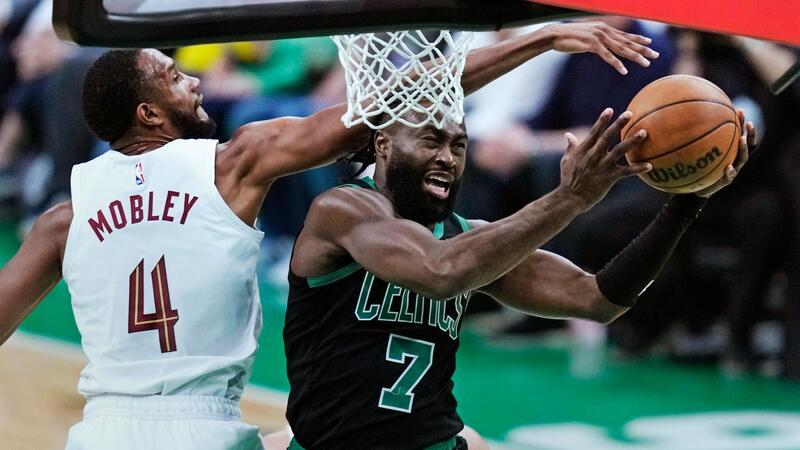 Celtics als erstes NBA-Team in Conference Finals Jaylen Brown (r) von den Boston Celtics zieht zum Korb der Cleveland Cavaliers.