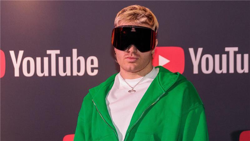 Je dicker die Brille desto cooler? Rapper Ski Aggu ist bekannt für seine Skibrille. Diesen Sommer werden Sie womöglich viele Leute mit Ski-, Masken, Shield- oder Biker-Brillen sehen. Dezent ist out.