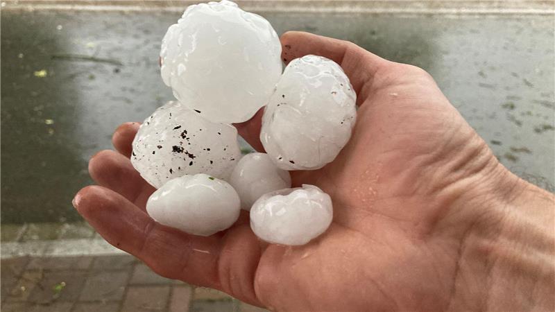 Je größer die Hagelkörner, desto größer die Gefahr. Hier Eisbälle, die im Juni 2023 in der oberbayerischen Ortschaft Valley niedergingen. (Archivbild)