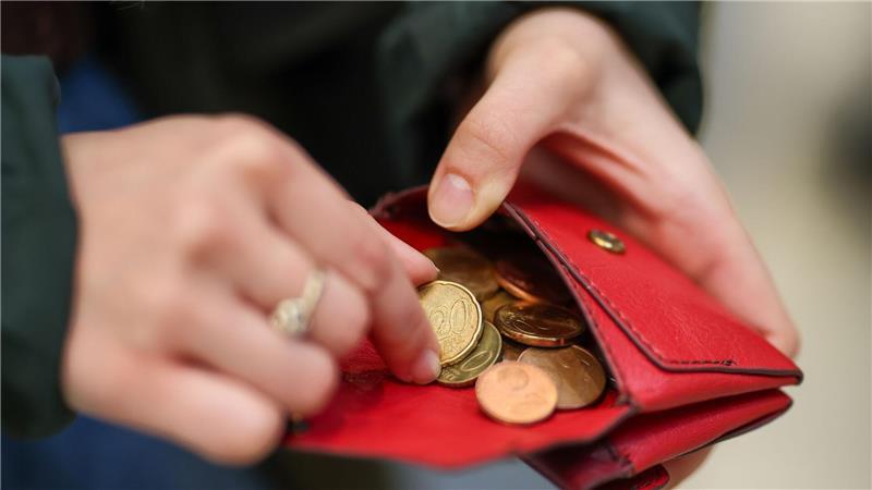 Je höher die Inflation, umso deutlich spüren die Menschen das im Geldbeutel. (Symbolbild)