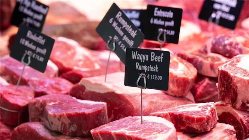 Je höher die Inflationsrate, umso geringer die Kaufkraft der Menschen. Das spüren Verbraucher zum Beispiel beim Lebensmittelkauf.