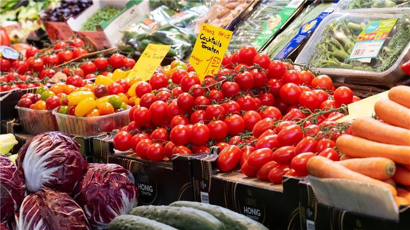 Je höher die Inflationsrate, umso geringer die Kaufkraft der Menschen: Sie können sich für einen Euro dann weniger leisten - zum Beispiel beim Lebensmitteleinkauf.