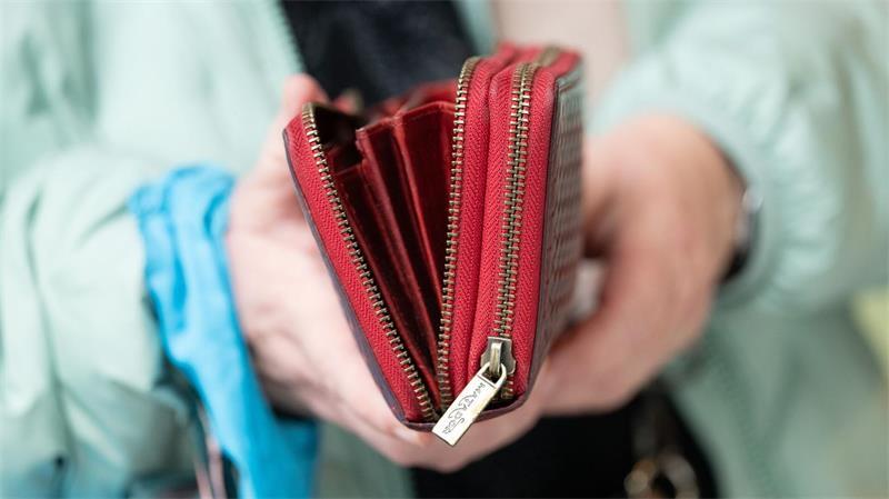 Je höher die Teuerungsrate, umso weniger können sich die Menschen für einen Euro leisten. (Symbolbild)