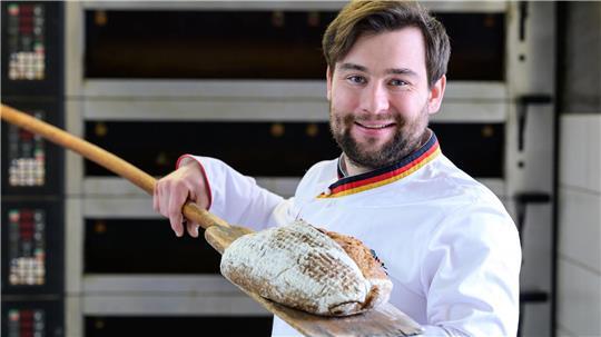 Je länger ein Teig gäre, umso besser werde das Brot später verdaut, sagt Brotsommelier Marten Zaiser. 