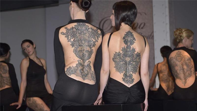 Viele Menschen finden Models ohne Tattoos attraktiver Je mehr Tattoos sie hatten, desto unattraktiver wurden Models bei einer Studie bewertet. (Archivbild)