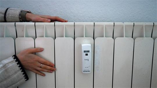 Je nach Heizsystem und Wetterlage können sich durch das Abschalten der Heizung täglich bis zu neun Euro einsparen lassen. 