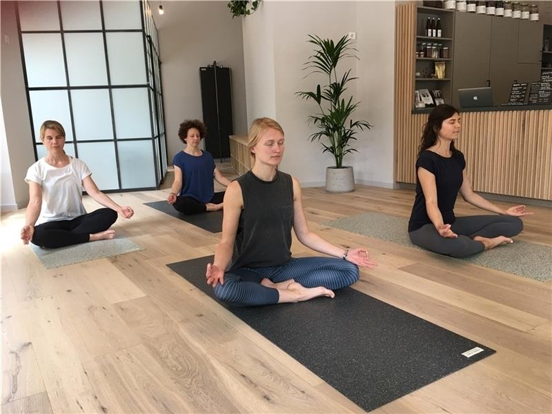 Je nach Wochentag stehen unterschiedliche Kurse wie das entspannende „Yin Yoga“ oder „Budokon Flow“ auf dem Programm der Tribe Yoga Base.