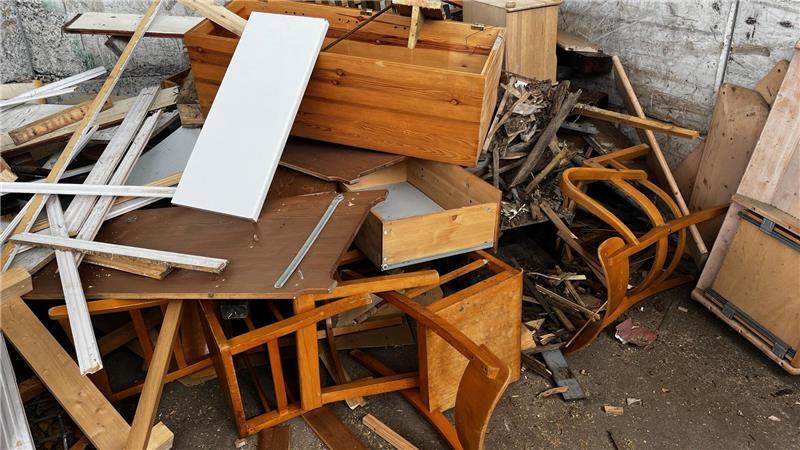 Je nach chemischer Vorbehandlung kann Altholz - hier im Abfallzentrum Ardestorf - verheizt, recycled oder wiederverwendet werden.