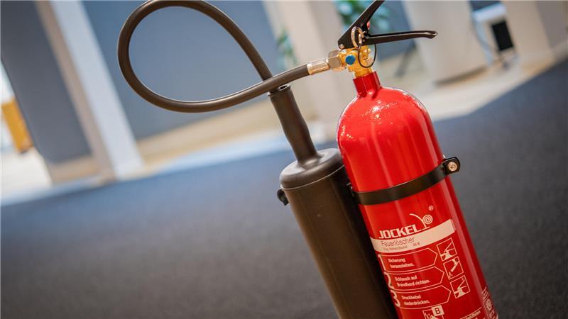 Je nachdem welches Material brennt, wird ein bestimmtes Löschmittel benötigt - bevor man einen Feuerlöscher verwendet, sollte man sich mit den Unterschieden auseinandersetzen.