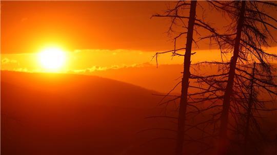 Je später der Abend, desto eindrucksvoller die Sonne. (Archivbild)