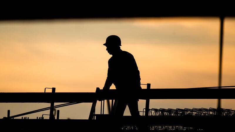 Je stärker die Arbeitsbelastungen ausgeprägt sind, desto schlechter schätzen die Beschäftigten ihre Gesundheit und künftige Arbeitsfähigkeit ein.