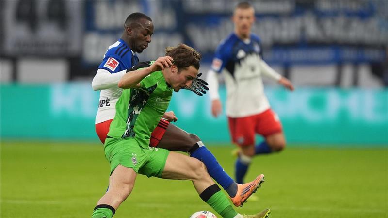 Jean-Luc Dompé (l, Hamburger SV) und Rocco Reitz (Bor. Mönchengladbach) kämpfen um den Ball.