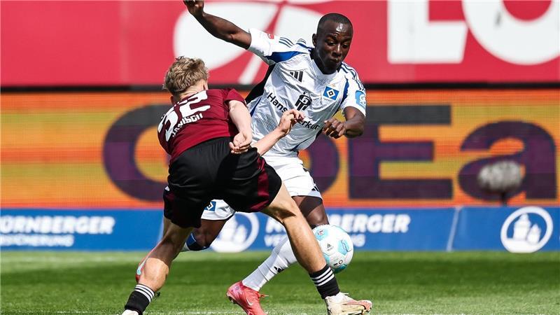 Bärenstarker Dompé führt HSV zum Überzahl-Sieg in Nürnberg Jean-Luc Dompé spielte Nürnbergs Tim Janisch nicht nur in dieser Szene schwindlig.