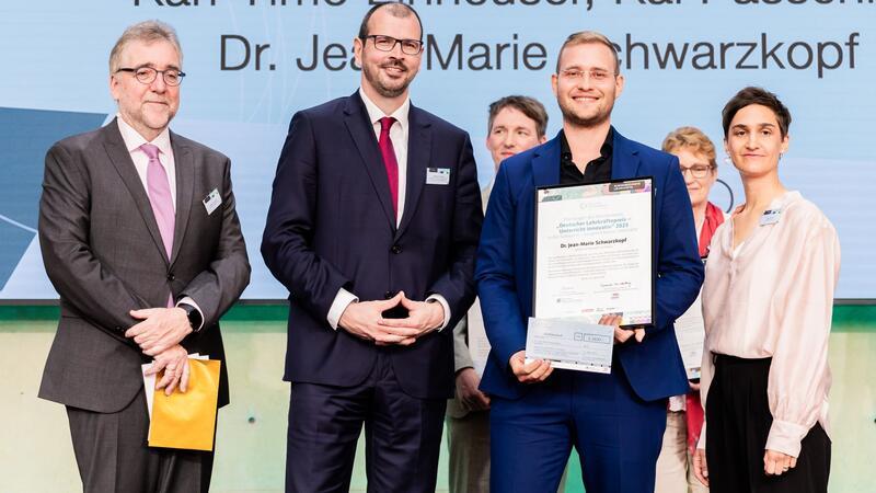Lehrer aus dem Norden bei Bundeswettbewerb ausgezeichnet Jean-Marie Schwarzkopf (2.v.r) vom Gymnasium Eppendorf (Hamburg) wird in der Kategorie „Ausgezeichnete Lehrkräfte“ von Julia Röhrich (r), Programmleitung Lernen & Partizipation der Schöpflin-Stiftung, Steffen Freiberg (SPD, 2.v.l), Minister für Bildung, Jugend und Sport des Landes Brandenburg und Martin Fugmann (l) von der Heraeus Bildungsstiftung bei der Verleihung „Deutscher Lehrkräftepreis – Unterricht innovativ“ 2023 ausgezeichnet. Träger des Wettbewerbs sind der Deutsche Philologenverband und die Heraeus Bildungsstiftung. Zehn Lehrkräfte, drei Schulleitungen und fünf Lehrkräfte-Teams aus zwölf Bundesländern werden in dieser Wettbewerbsrunde für ihre herausragenden Leistungen ausgezeichnet. (zu dpa: „Lehrer aus dem Norden bei Bundeswettbewerb ausgezeichnet“)