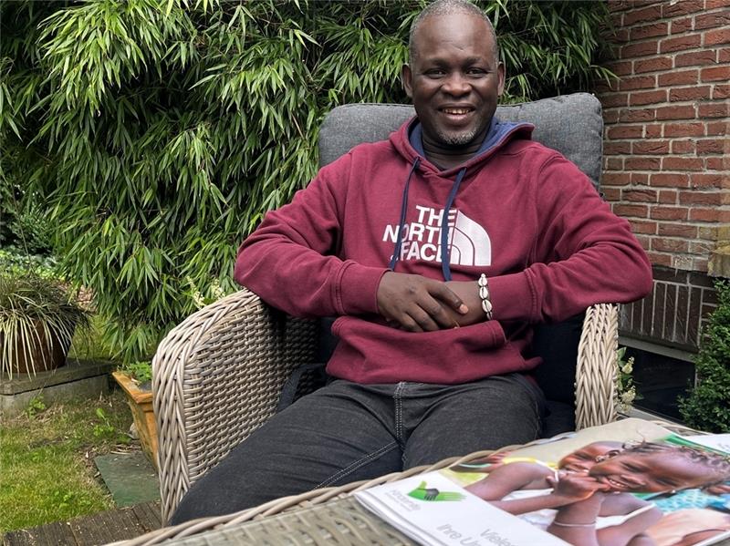 Jean-Paul Sarr arbeitet seit über 17 Jahren mit der Kinderhilfe Senegal Hammah zusammen. Nun besucht er gemeinsam mit seiner Tochter den Verein in Hammah. Fotos: Buchmann