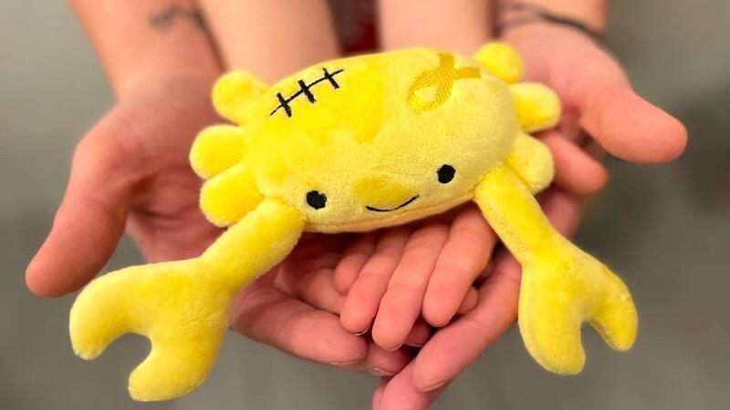 Jebo hat eine Narbe und kann als Kuscheltier trösten oder als Wurfgegenstand auch mal zum Wutablassen an die Wand geworfen werden.