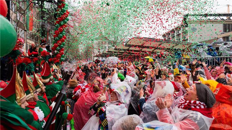 Jecken feiern auf dem Alter Markt in Köln Weiberfastnacht. Mit der Weiberfastnacht beginnt in den närrischen Hochburgen der Straßenkarneval.