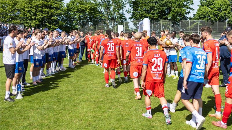 Frust und Enttäuschung bei D/A: Das Pokalfinale in Bildern Jeddeloh steht bei der Ehrung des Verlierers Spalier.