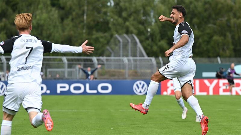 Mit Traumtor: Ex-D/A-Stürmer Hyseni wirft Heidenheim aus Pokal Jeddelohs Torschütze Haris Hyseni (r).