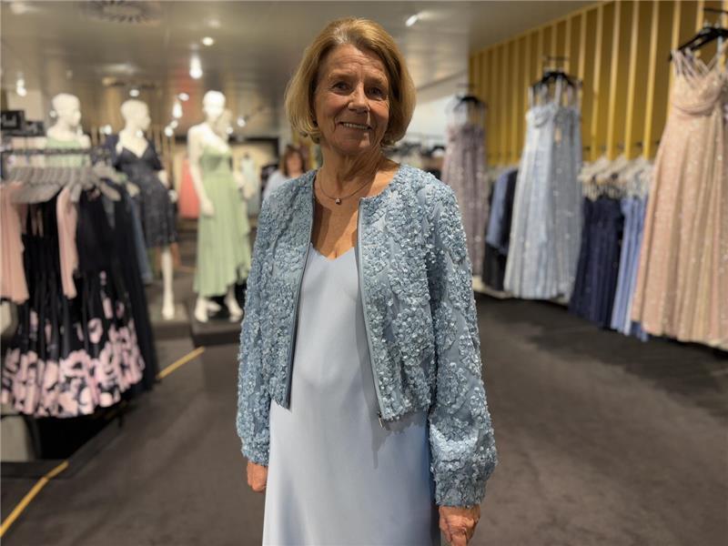 Was zieh’ ich an? Tipps aus dem Modehaus Mohr für die Stader Ballnacht Jede Frau, die ein Kleid kauft, sollte auch eine Kleiderjacke dazu kaufen. Uta probierte mehrere aus.