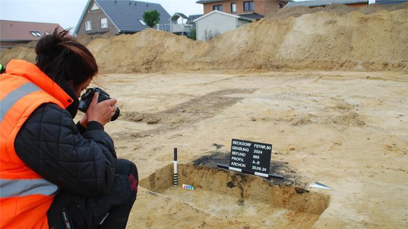 Archäologen machen in Beckdorf spektakuläre Entdeckung Jede Fundstelle wird beschriftet und fotografisch festgehalten.