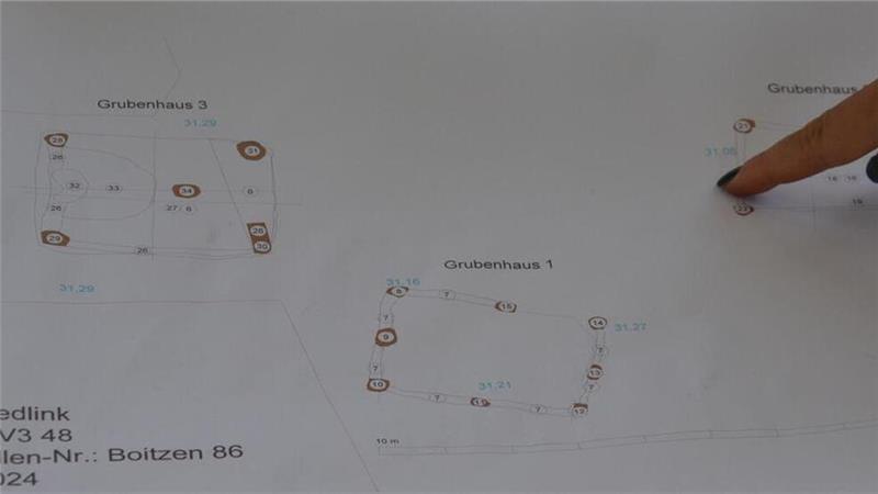 Archäologen: Spannende Funde entlang der Suedlink-Trasse Jede Fundstelle wird zeichnerisch exakt dokumentiert - so wie diese drei Grubenhäuser.