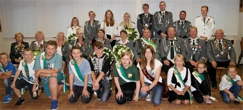 Jede Menge neue Majestäten wurden im Verlauf des Wischhafener Schützenfestes proklamiert. Im Mittelpunkt stand dabei das neue Königspaar Rüdiger Klanke und Carmen Kern. Foto Hamann