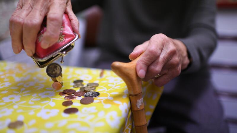 Jede Münze zählt: Eine Rentnerin mit ihrem Inhalt ihres Geldbeutel.