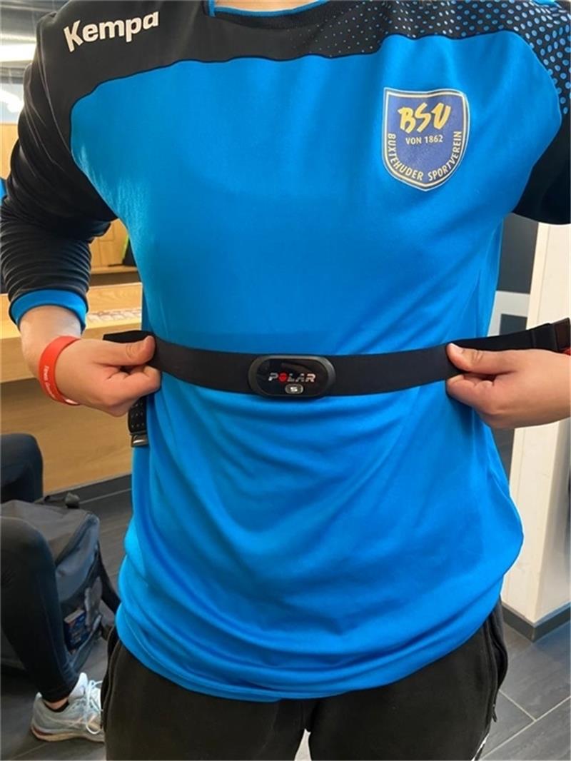 Jede Spielerin trägt beim Training einen Fitnessgurt .