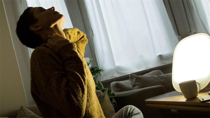 Jede Woche 30 Minuten vor einer Tageslichtlampe können gegen den Winterblues helfen.