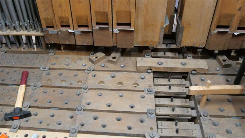 3300 Pfeifen ausgebaut: So haben Sie Buxtehudes Orgel noch nicht gesehen Jede der 3300 Orgelpfeifen hat ihren festen Platz. Hier wurden mehrere Reihen ausgebaut zur Reinigung und Überarbeitung.