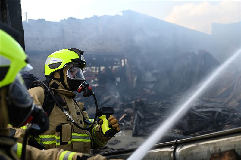 Jedes dritte Feuerwehrmitglied berichtet von Angriffen im Einsatz Jede dritte Einsatzkraft der Freiwilligen Feuerwehren in Niedersachsen hat einer Umfrage nach schon Gewalt im Einsatz erlebt (Symbolbild). Foto: Lars Klemmer/dpa