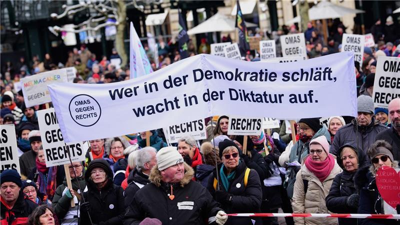 Tausende Menschen fordern Prüfung rechtsextremer Parteien Jeden 2. Samstag im Monat fordert die Prüf-Initiative zur Demo auf.