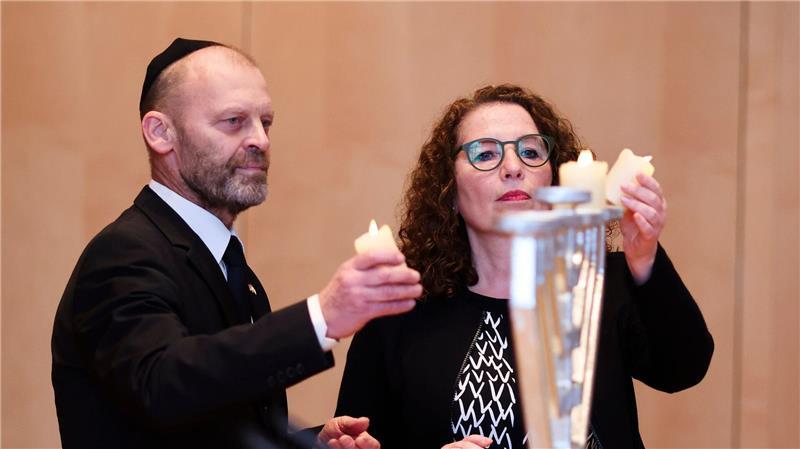 Jeden Abend wird eine weitere Kerze am Chanukka-Leuchter angezündet. 