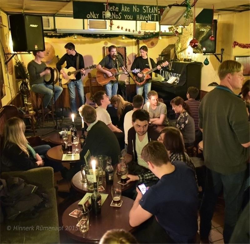 Vom Puff zum Pub: Harburgs „grüne“ Höhle Jeden Mittwoch gibt es Live-Musik auf der Bühne: Im Old Dubliner herrscht lockere Stimmung. Fotos: Rümenapf
