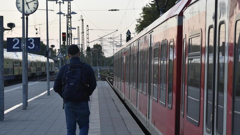Jeden Morgen um 5.16 fährt die S-Bahn von Stade nach Hamburg.