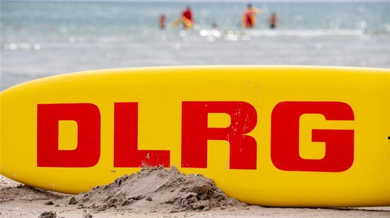 Jeden Sommer bewachen Tausende ehrenamtliche Rettungsschwimmerinnen und Rettungsschwimmer die Strände an Nord- und Ostsee. (Archivbild)