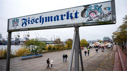 Jeden Sonntag ist in Hamburg von 5.00 bis 9.30 Uhr Fischmarkt. Auch bei großer Hitze? (Archivbild)